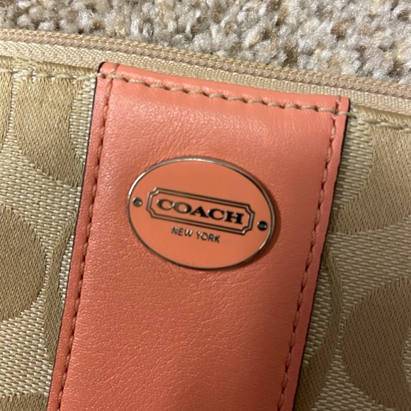 Coach wristlet - Picture 3 of 5